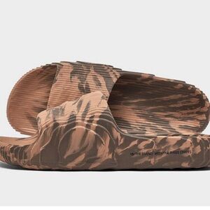 Adidas Adilette 22 HP6518 Sandals Men's US 8 Earth Strata Slip-on Slides